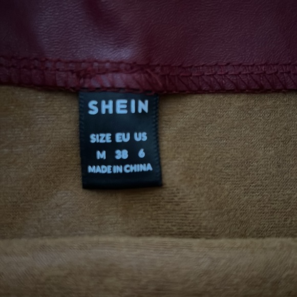 Maroon colored skirt - Picture 3 of 4